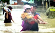 Nhiều ông bố ẵm con chạy lũ ở Khánh Hòa