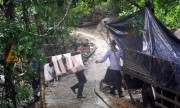 Mảnh vỡ máy bay rơi ở Vũng Tàu được đưa xuống núi