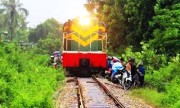 Tránh lũ trên đường ray, nhiều người tháo chạy khi tàu hỏa đến